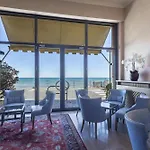 Palace דיאנו מרינה