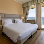 Palace 4* דיאנו מרינה