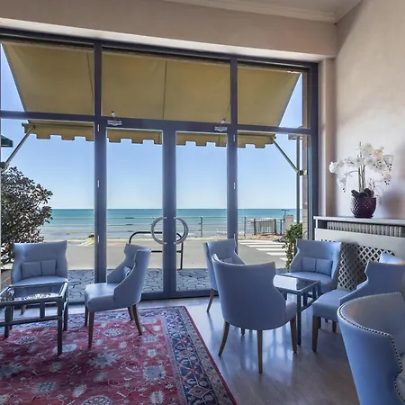 Palace דיאנו מרינה