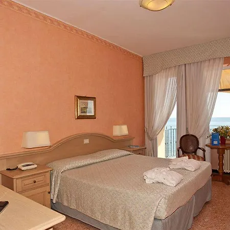 Palace 4* Діано-Марина